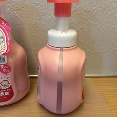 哺乳瓶、コップ、身体ソープの画像