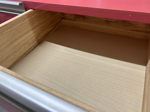 ピンク色の5段チェスト