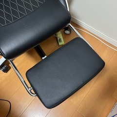 ゲーミングチェア　フットレスト付きの画像