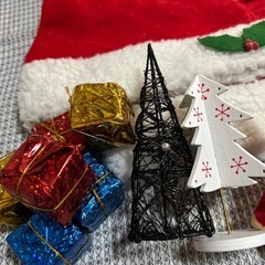 サンタの帽子とクリスマスグッズセットの画像