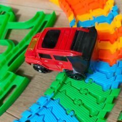 自由につなげるフレキシブル道路&車の画像