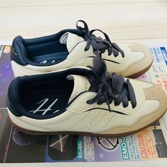 HAWKINSスニーカーの画像