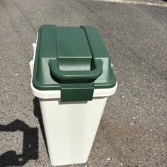 蓋付きゴミ箱3点セット。1500円です。の画像