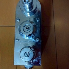 シャワーの蛇口とシャワーとシャワーホルダーの画像