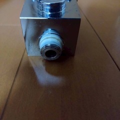 シャワーの蛇口とシャワーとシャワーホルダーの画像