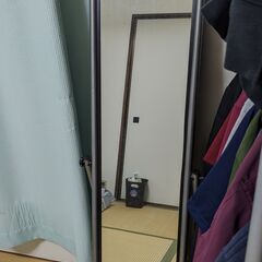 3段カラーボックスと姿見鏡の画像