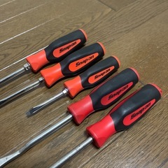 snap-on マイナスドライバー３本、リームバーセット２本
の画像