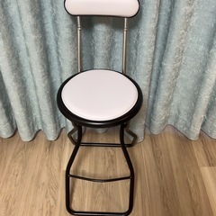 折りたたみ椅子 座面高44cm キャプテンチェア ミドルタイプ 折りたたみチェア パイプ椅子 折り畳みパイプいす 来客用 ホワイト
の画像