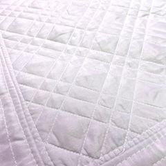 ZARAHOMEベッドカバー（白キルト）の画像