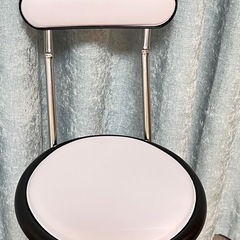 折りたたみ椅子 座面高44cm キャプテンチェア ミドルタイプ 折りたたみチェア パイプ椅子 折り畳みパイプいす 来客用 ホワイト
の画像