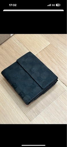 グッチ　二つ折り財布　シマ　型押しロゴ　キャンバス　レザー　ブラック