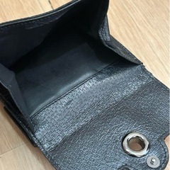 グッチ　二つ折り財布　シマ　型押しロゴ　キャンバス　レザー　ブラックの画像