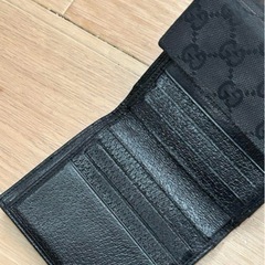 グッチ　二つ折り財布　シマ　型押しロゴ　キャンバス　レザー　ブラックの画像