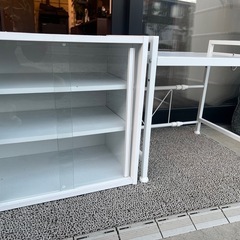 電子レンジの上に置ける収納家具+ガラス戸付き収納の画像