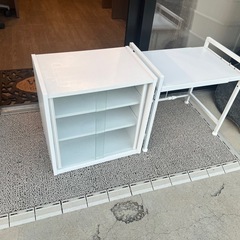 電子レンジの上に置ける収納家具+ガラス戸付き収納の画像