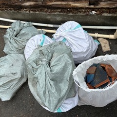 建築現場で出たガラ、レンガ、瓦チップの画像