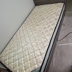 マットレス付きシングルベッドの画像
