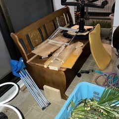 2人がけ椅子２つと床屋で使う物。の画像