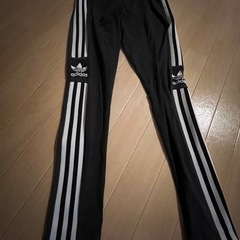 adidasレギンスロゴの画像