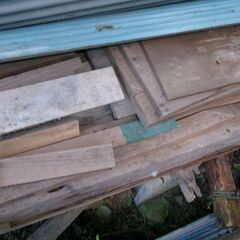 磯部町穴川　醤油のケース10個前後等多数、ブロック多数。木材（ストーブの薪にいかがですか）もありますの画像