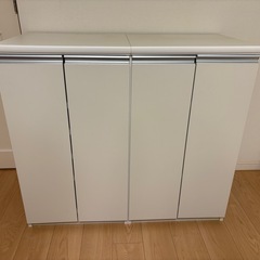 白いキャビネットの画像