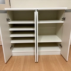 白いキャビネットの画像
