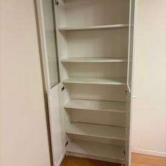 IKEA BILLY 白い扉付き収納棚の画像