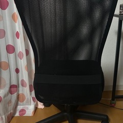 椅子　背もたれ　タイヤ　デスクワークの画像