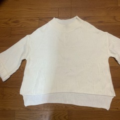 ゆったりシルエットのニットの画像