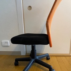 おしゃれなオレンジ色イスの画像