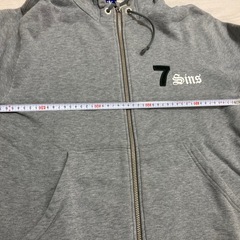 パーカー　トレーナー　トップス　7 Sins ジップアップパーカー グレー ロゴプリント カジュアルの画像