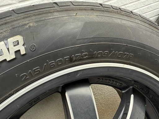 ハイエース　17インチ　タイヤホイール　4本セット
