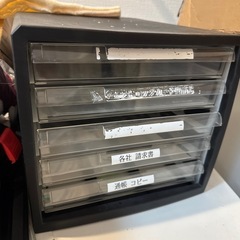 大量のバインダー　事務用品の画像