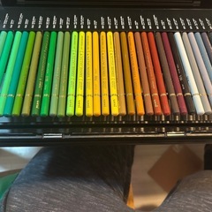 最終値下げUNI油性色鉛筆72色 の画像