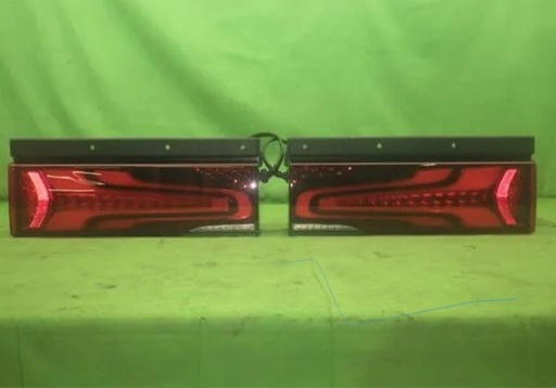 10/11土曜日まで特別価格！！FUSO新型純正テールランプ3連。新車外し。