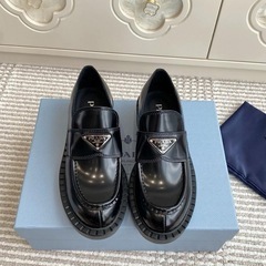 プラダ　ローファーの画像