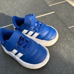 青色adidas スニーカー キッズサイズ13の画像