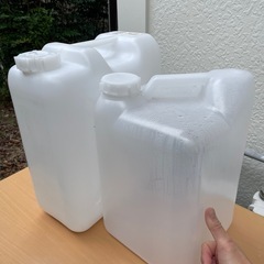 ポリタンク二つの画像