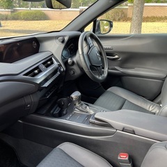 令和3年7月式 レクサスUX 250h バージョンC サンルーフ付き 禁煙車 ガレージ保管 実質ワンオーナーの画像