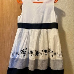 【BeBe】　ジャケットとワンピースセット(ペチコート付き)の画像