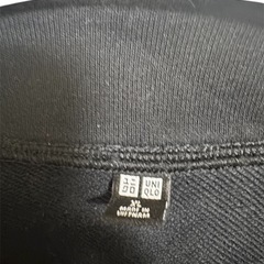 【ユニクロ】メンズ 黒いボタン付きカーディガンの画像