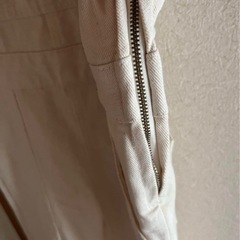 Discort ホワイトサロペットズボンの画像