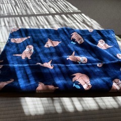 カワウソ柄のひざ掛け毛布の画像