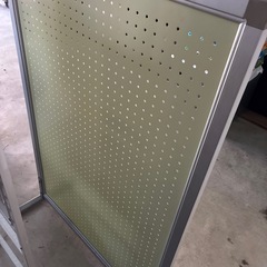 オフィススクリーン メタル パーテーションの画像