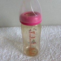 哺乳瓶と離乳食の画像