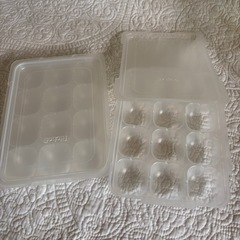 哺乳瓶と離乳食の画像