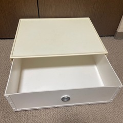白い引き出しの画像