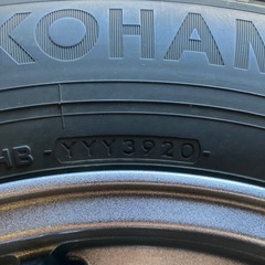 【値下げ】215/65-16｜2020年製｜ﾖｺﾊﾏ｜ｽﾀｯﾄﾞﾚｽﾀｲﾔ｜ｱﾙﾐﾎｲｰﾙ付｜4本ｾｯﾄ｜溝ありの画像