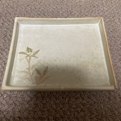 四角い和皿の画像