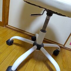 貰ってください！【ニトリ】リモートワークチェア白の画像